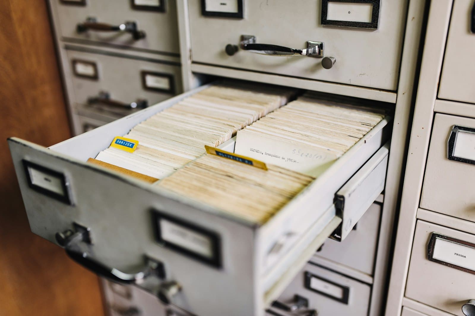 Cajón de archivador lleno de carpetas ordenadas